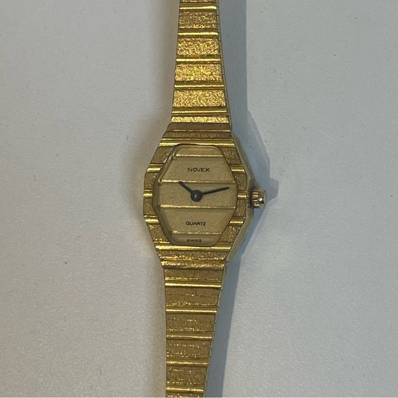 VINTAGE Novex Quartz Swiss Small GOLD Watch - Picture 2 of 4